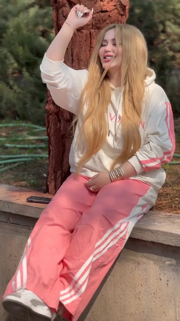 هوا هوای مَستیه..🤪🍻✨
ولی ابراز علاقه شمالی ها ی جور دیگه باحاله خدایی😅❤️
@_baranarostami 

#بارانا_رستمی #ع