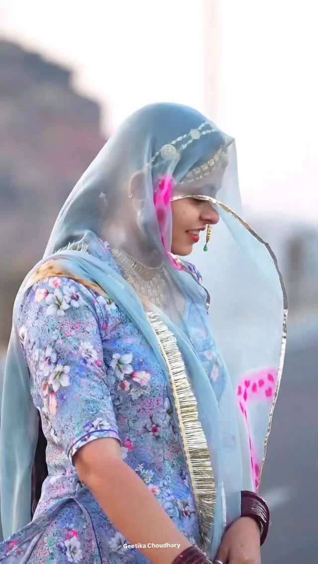 कैसी लगी रील 😍

outFit - @gandharsilkmills_9 
odani - @akenterprisesjodhpur 

#geetikachoudhary #trending #ra