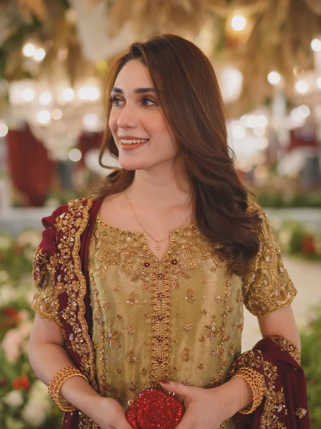 ………….❤️ 

Styled by : @stylebylaibaaa 
Outfit: @shakeelsbyzeeshandanish 
Bag: @daffo_official 
Jewel: @divine_