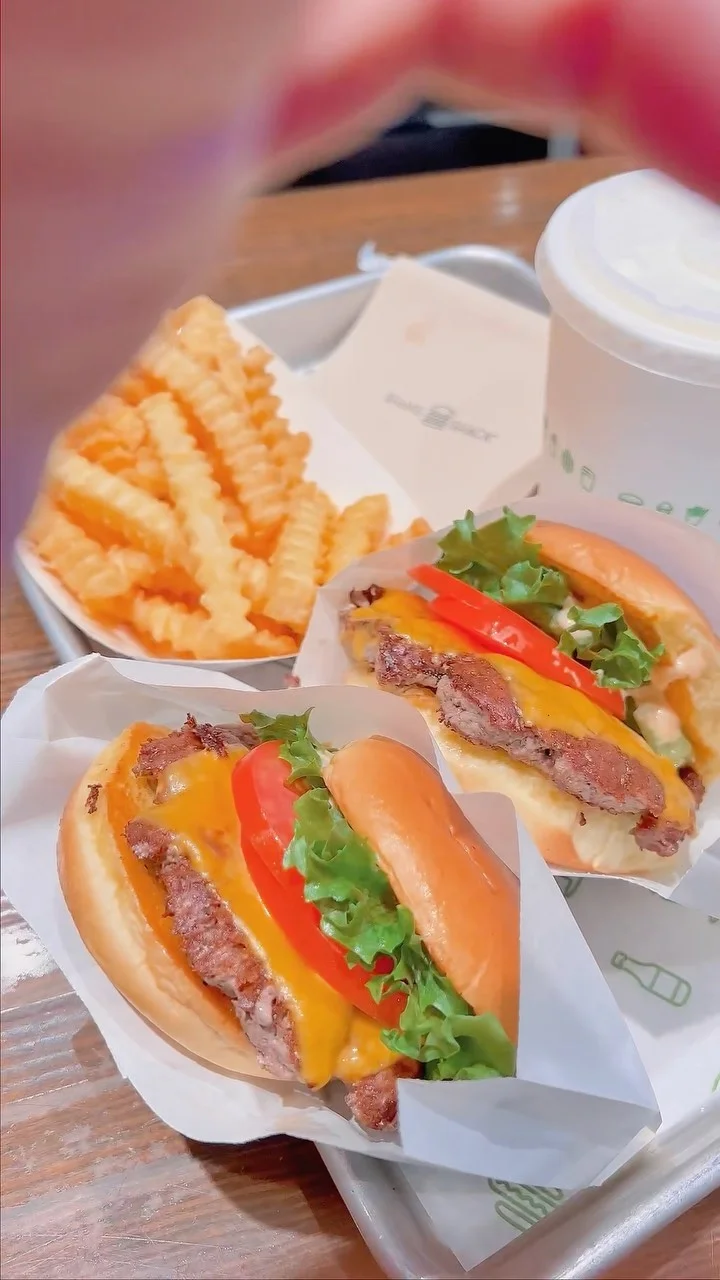 🇰🇷韓國五天都吃了什麼

完全沒有踩雷！！！
在韓國只有好吃跟好好吃🥹

-
👇🏻以下個人不負責任評價

📍新沙煎餅（蜂巢瑪格麗酒、綜合煎餅)
⭐️⭐️⭐️⭐️⭐️

📍shake shack （漢堡、奶昔