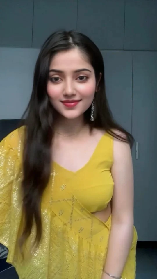 Kabhi kabhi trend follow kar leti hu mai 😋 
MEHNDI OOTD💛🌝

#ethnicwear #kurti #transition #reels #reelsinst