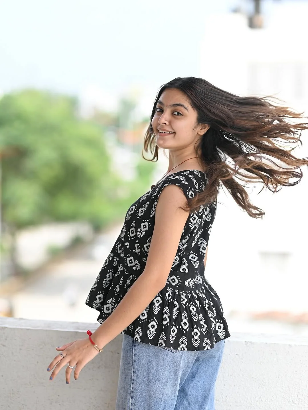 Flip your hair like you just don’t care.💁🏼‍♀️🤍
.
.
.
.
.
📸: @ganesh_khandagle_photography 
#aaryakulkarni 