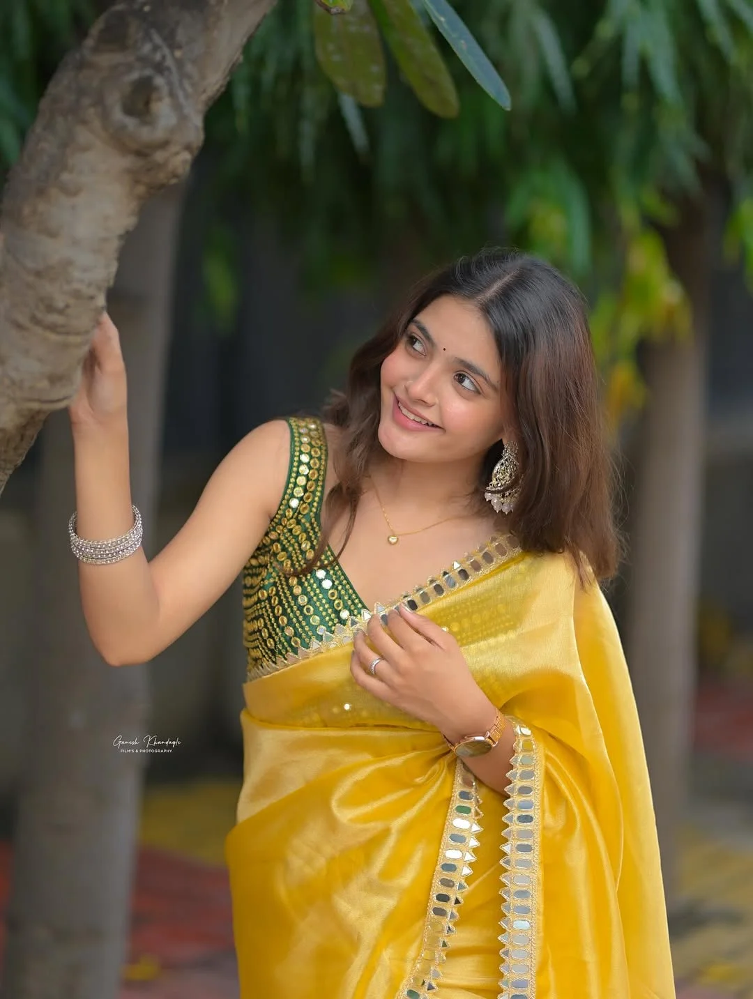 felt pretty💕
.
.
.
.
.
📸: @ganesh_khandagle_photography 
#aaryakulkarni #instagram #instapic #post #postoftheday #explore #instafashion #saree