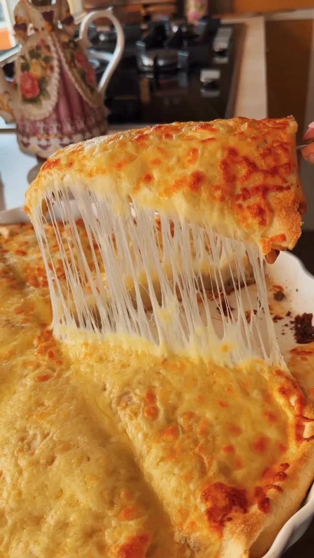 Tortilla pizza 🍕- stuffed with ground beef filling 🤌🏻 
يلا وصفة جديدة 🕺🏼، بيتزا بخبز التورتيلا، محشية صوص