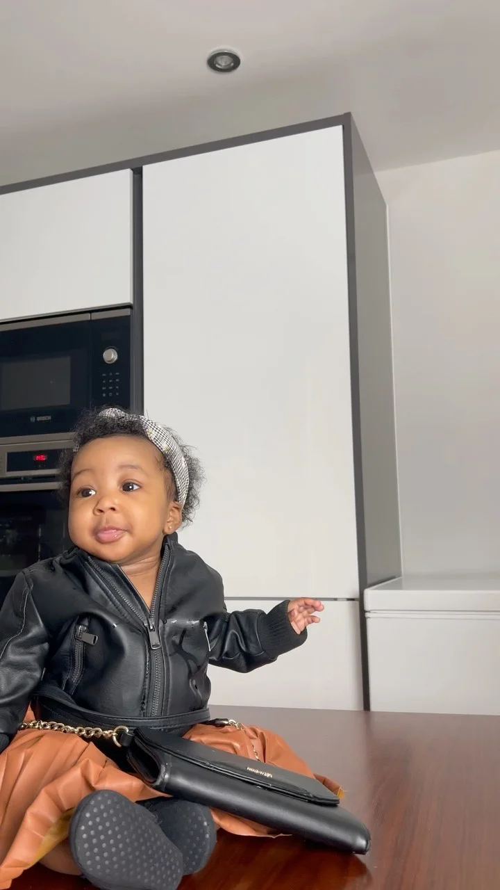 pov: it took a little while but you mastered sitting down like a boss babe 😁🥰
.
Follow @adun.anani for more 