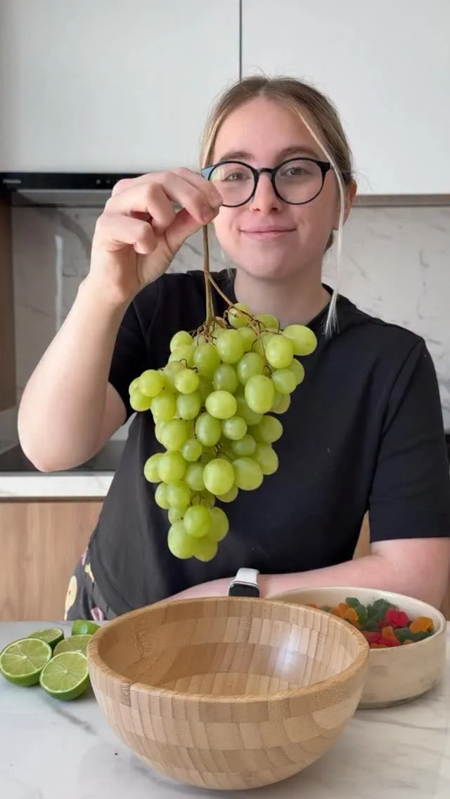 🍇 UVAS CON VODKA + GOMITAS: dos ideas frescas para este verano 🧊🍬
•
Vi estas uvas con vodka dando vueltas p