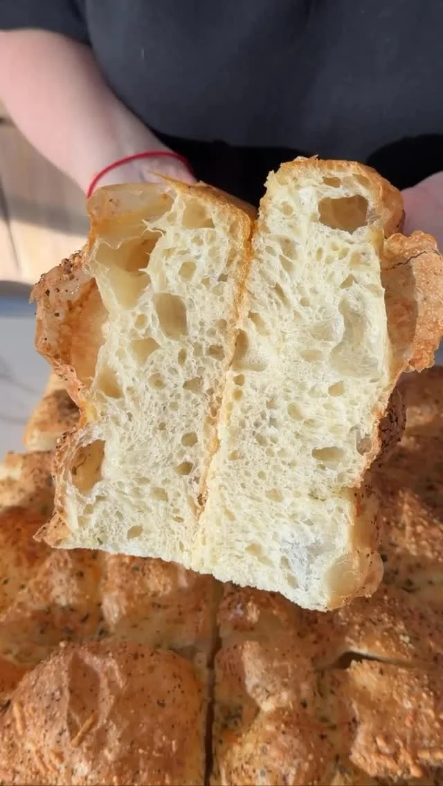 FOCACCIA EXPRESS: en 3/4 horas, la tenes lista🍞✨
• 
La focaccia es de mis panes favoritos, pero seamos sincer