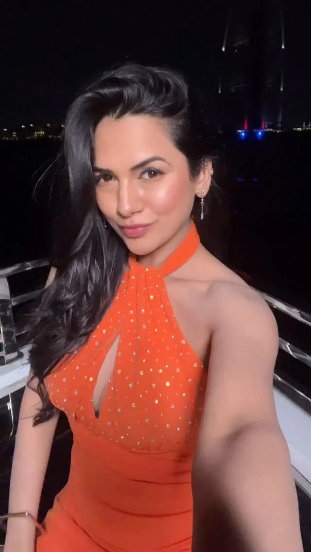 Sassy Transition coming through…………….
.
.
.
#outfits #akankshachamola #dubai #travelgram #curvystyle