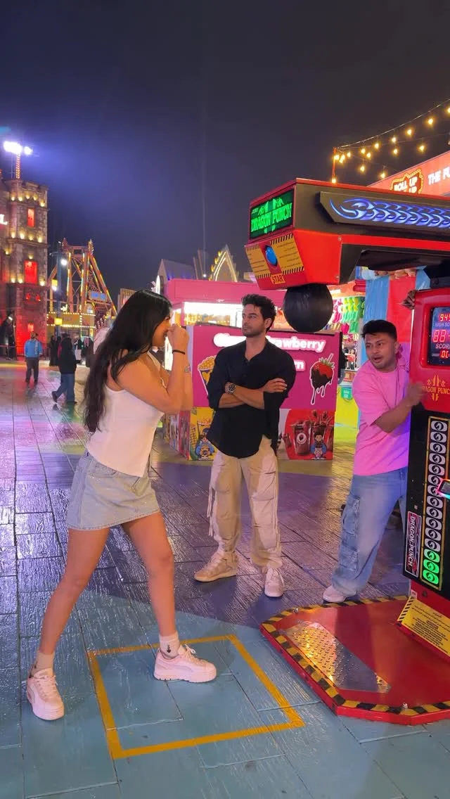 That Punch was personal 🥊  New move Unlocked🫣
.
.
#akankshachamola #gauravkhanna #funny #awezdarbar #friends