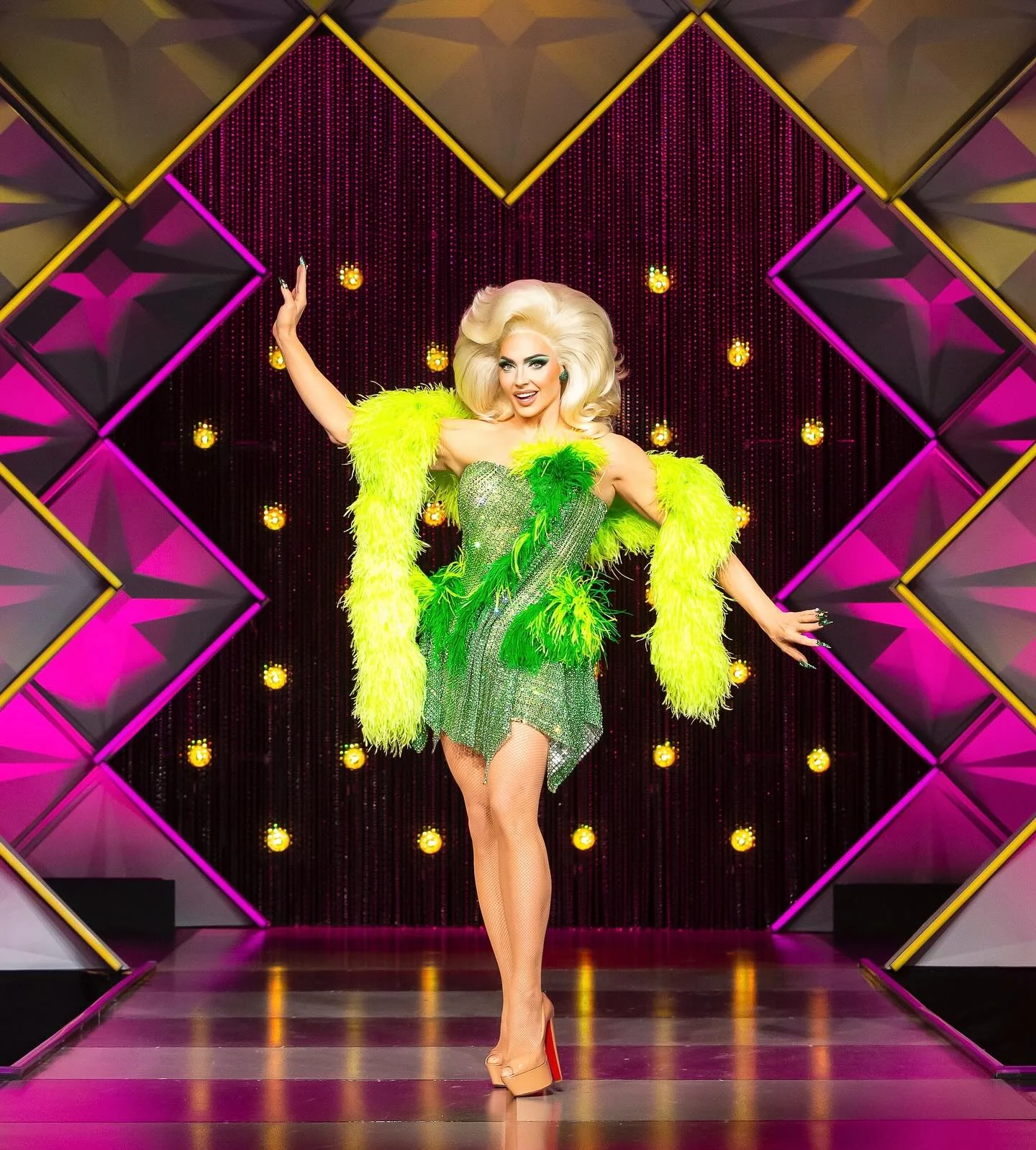 Oh Canada…. It’s ME 💚 
What An Absolute Dream To Be A Part Of The @canadasdragrace Judges Panel Alongside The