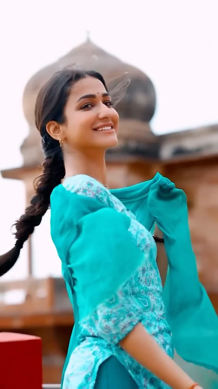 Aapki SNEHA 🤍
.
.
.
@itskrajofficial 
.
#amandeepsidhu #sneha #gangamaaikibetiyan #trending #trendingreels #t